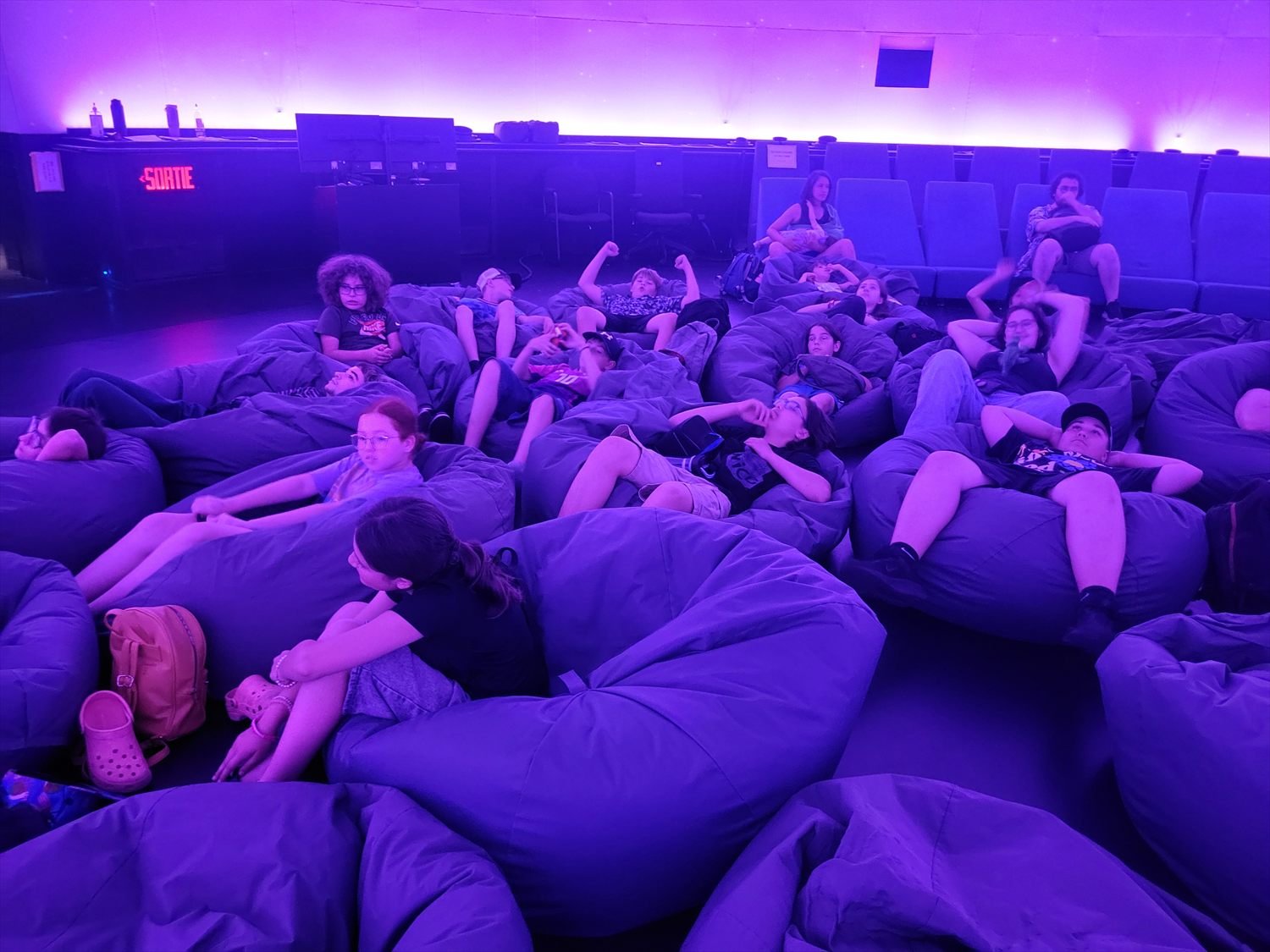 Jeunes détendus dans un espace lounge