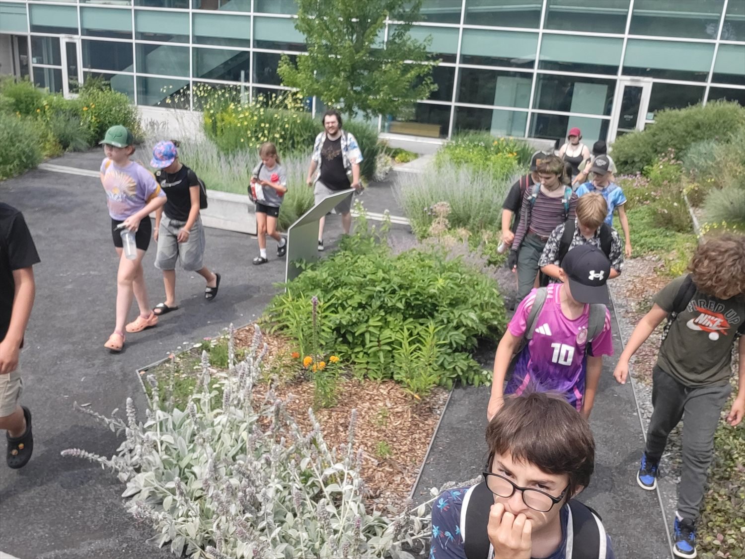 Promenade de groupe dans un jardin